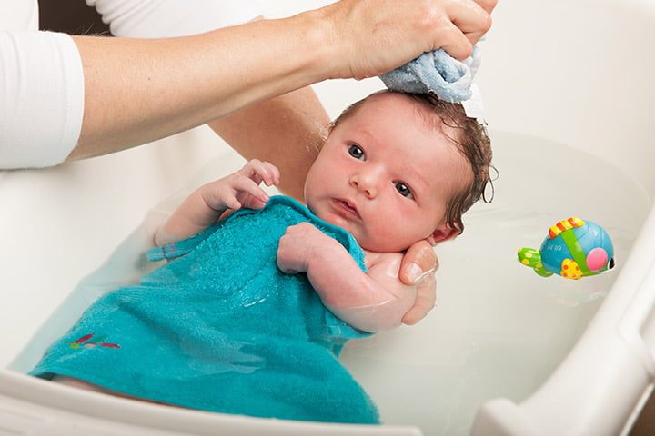 Dar banho em bebês: deixe a banheira segura